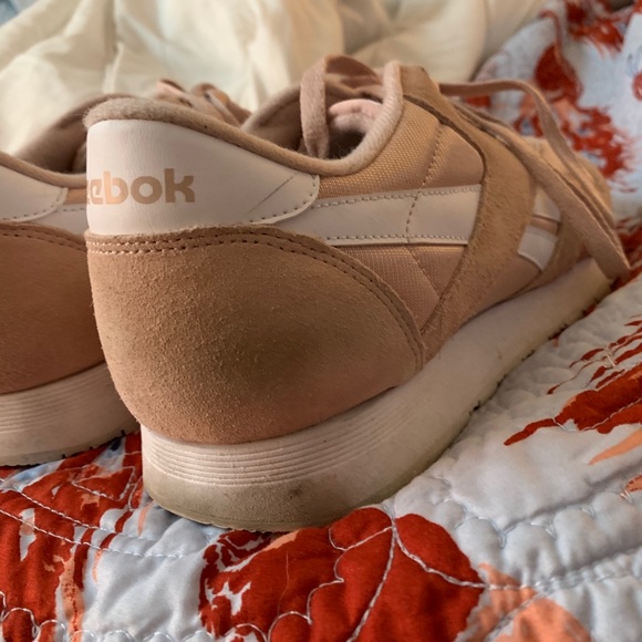 Millennial pink classic Reebok trainer - Picture 4 of 6